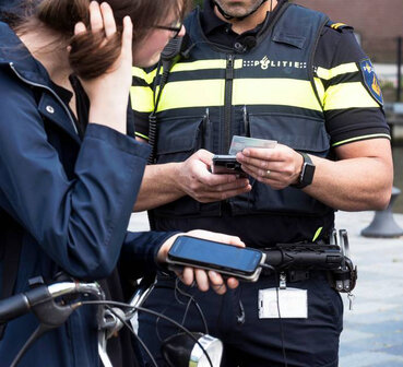 Smartphonehouder Fiets - Scooter - Voorkom een boete van &euro;.140,00 - Ideaal voor fietsen en scooters