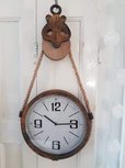 Stoere grote klok aan zwaar metalen katrol met jute touw, een echte eyecatcher !! Stoere grote klok aan zwaar metalen katrol met jute touw, een echte eyecatcher !!